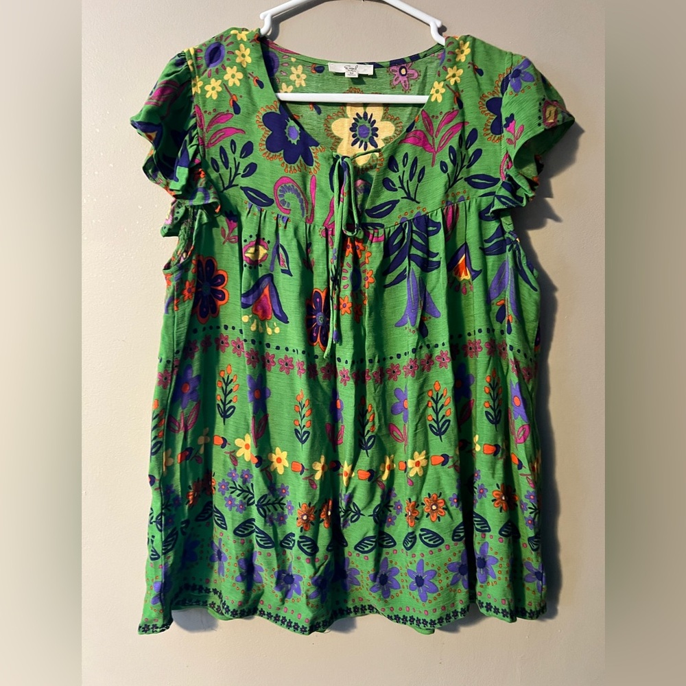 Easel sz M 💯 rayon green floral v neck flutter sleeve shirt.